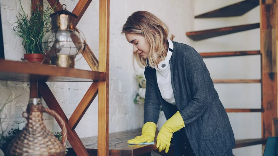 Gros plan sur une femme qui inscrit une étiquette sur un carton avec un marqueur rouge, à l’intérieur.